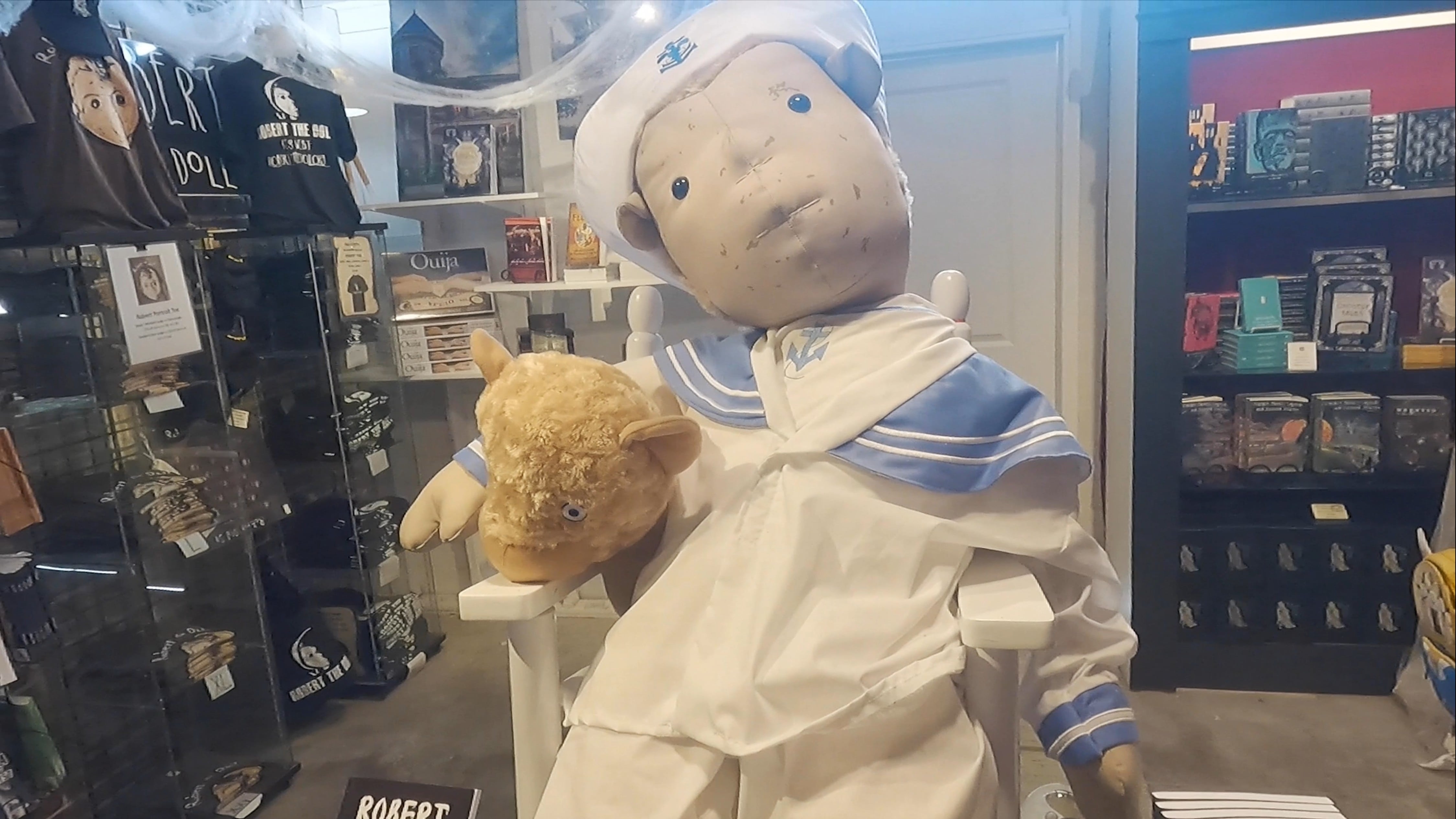 Mario Siles Peña, de 43 años, se pegó un viajecito que casi ningún tico se han atrevido a hacer: ir a conocer en carne propia a Robert, el Muñeco del Diablo, considerado como el más embrujado, maldito y peligroso del planeta