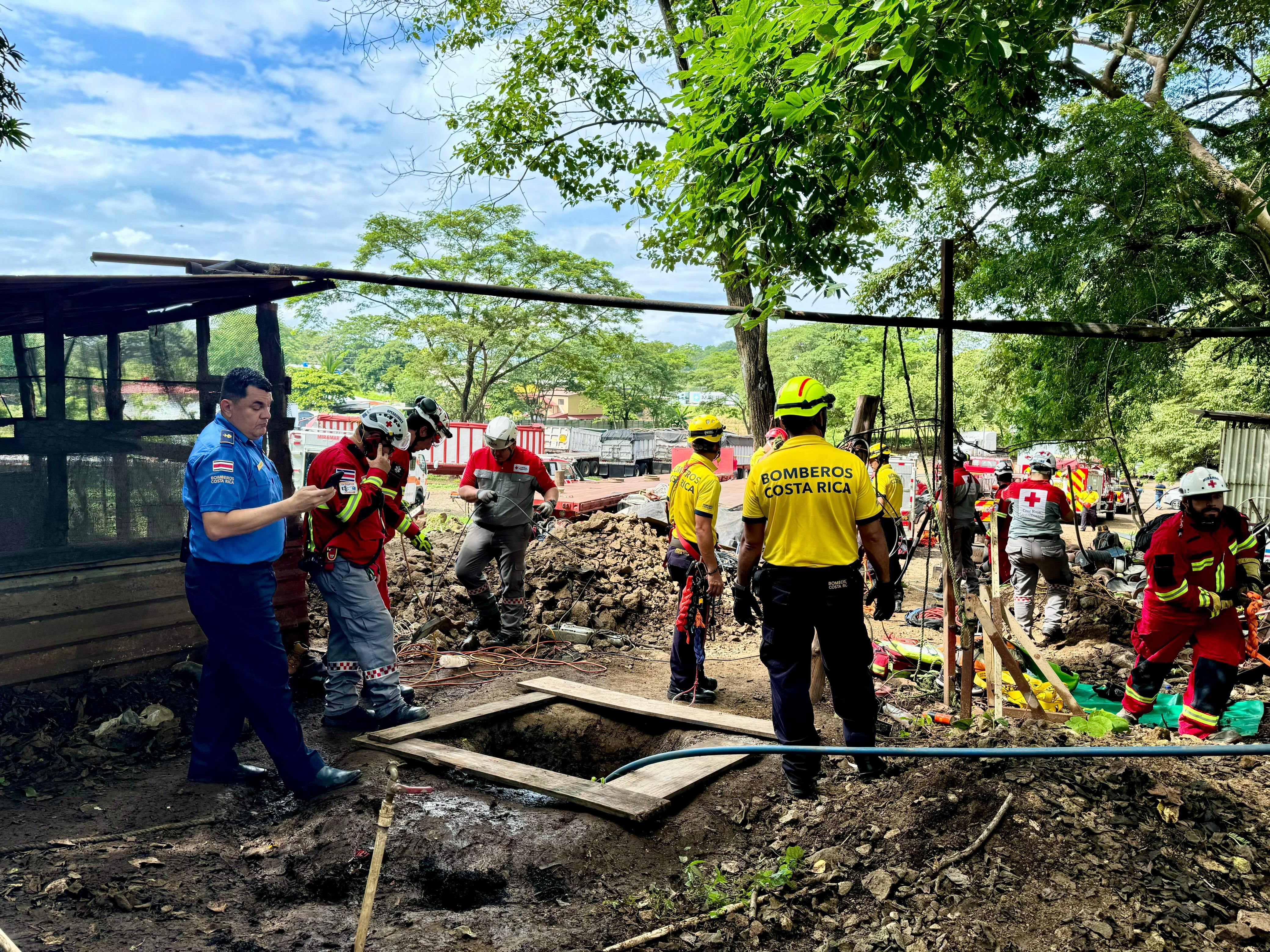Confirman muerte de hombre que cayó dentro de pozo en Orotina. Foto Cruz Roja.