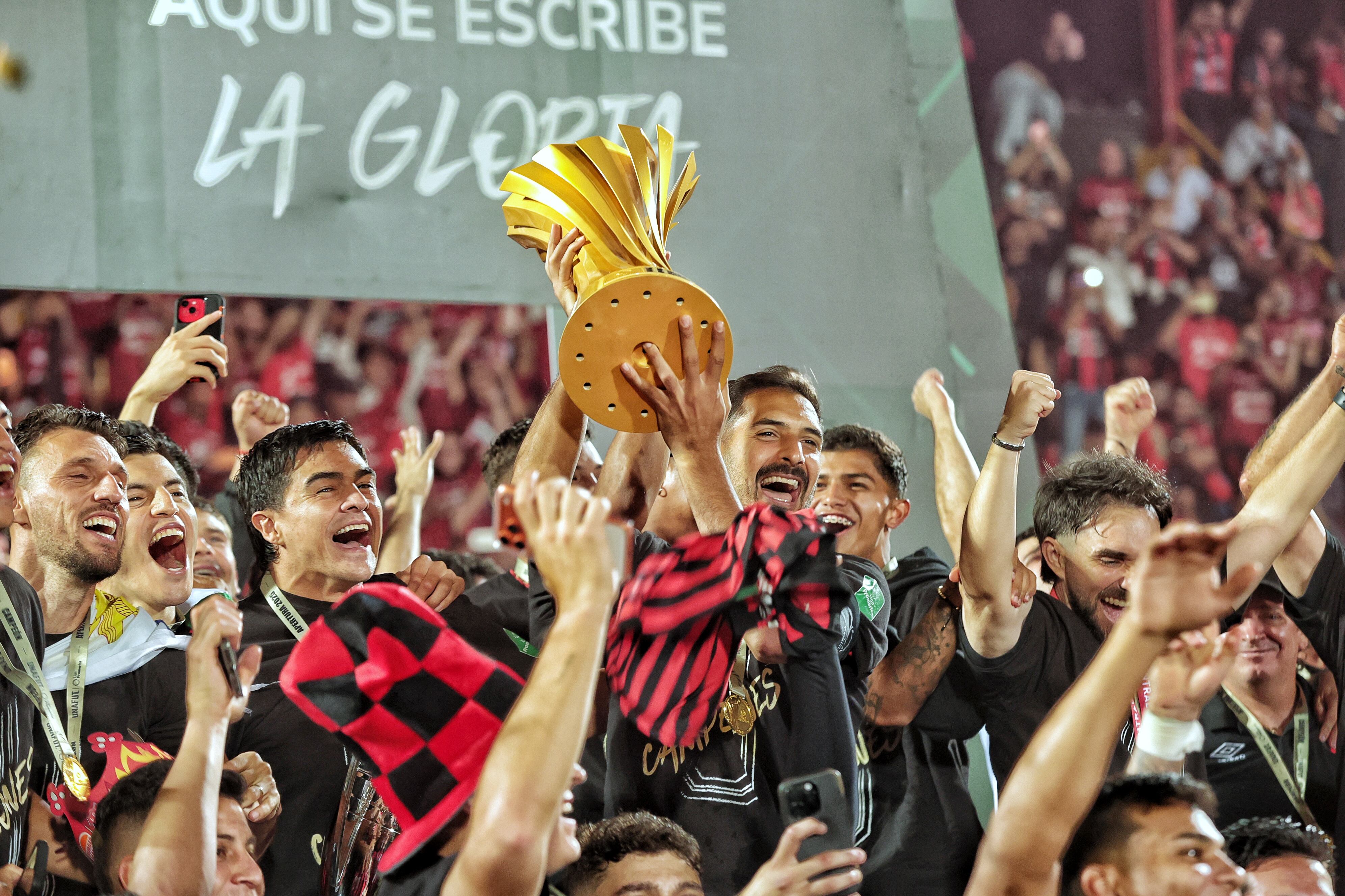 20/12/2025/ partido de ida entre Liga Deportiva Alajuelense vs Saprissa por el partido de vuelta de la final del Torneo apertura de la Liga Promerica 2025 en el estadio Alejandro Morera Soto / foto John Durán