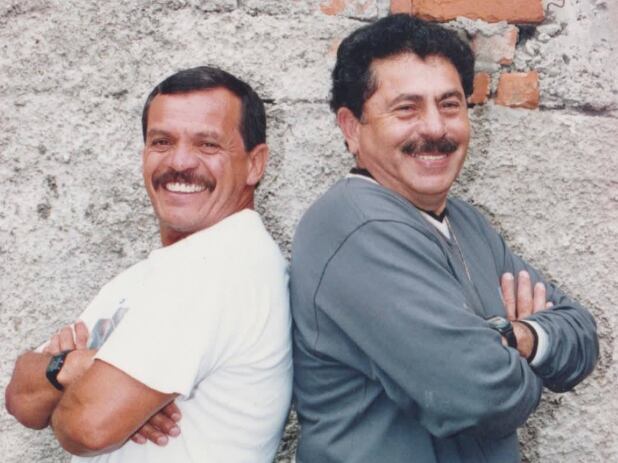 Gerardo Ramírez y Martina espalda con espalda y los brazos cruzados