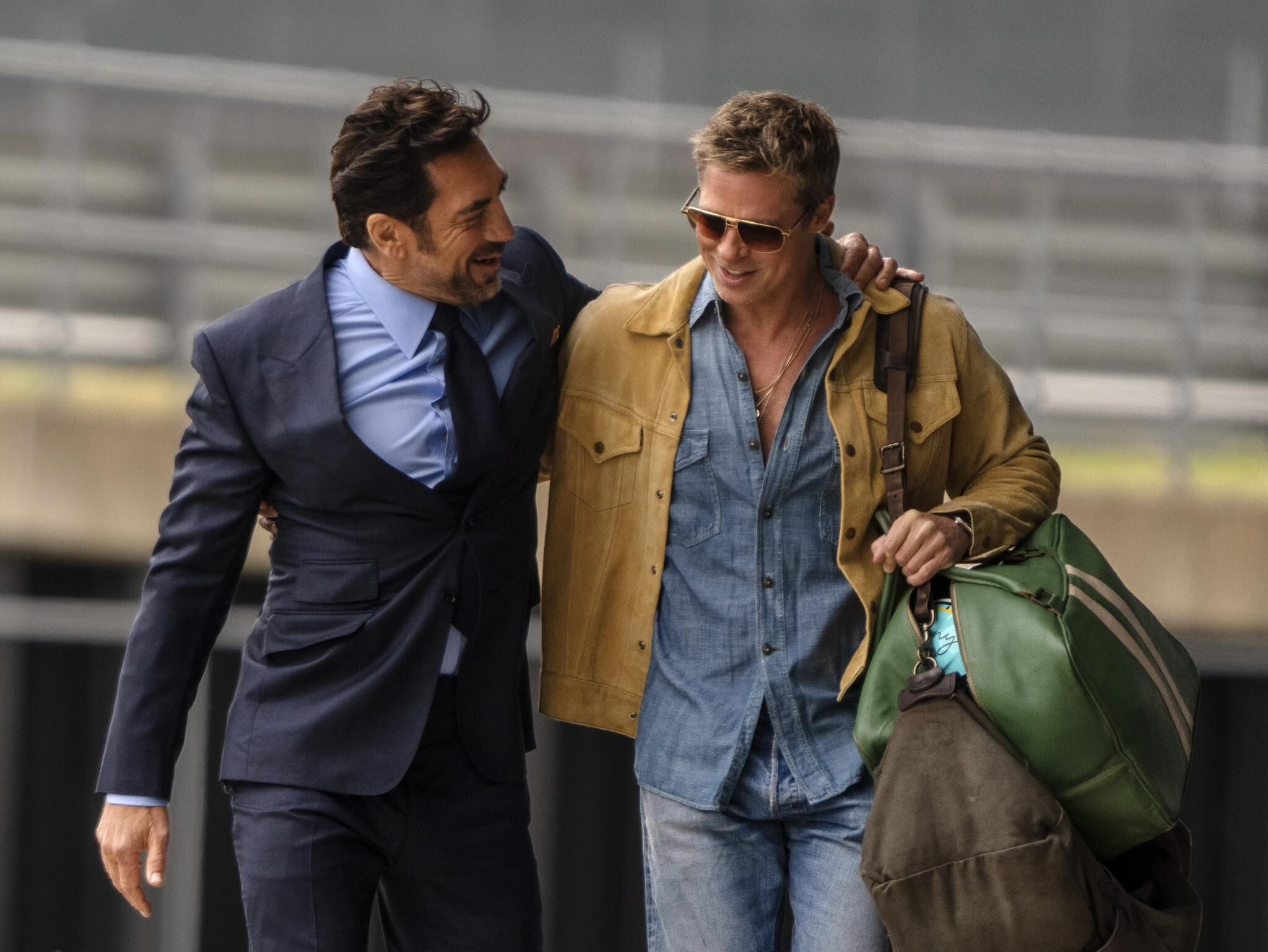 Miguel Cruz Salazar jamás se imaginó que un bolso hecho con sus propias manos, en su taller de San Mateo de Alajuela, iba a terminar en el hombro del actor Brad Pitt… ¡y en el cine mundial!