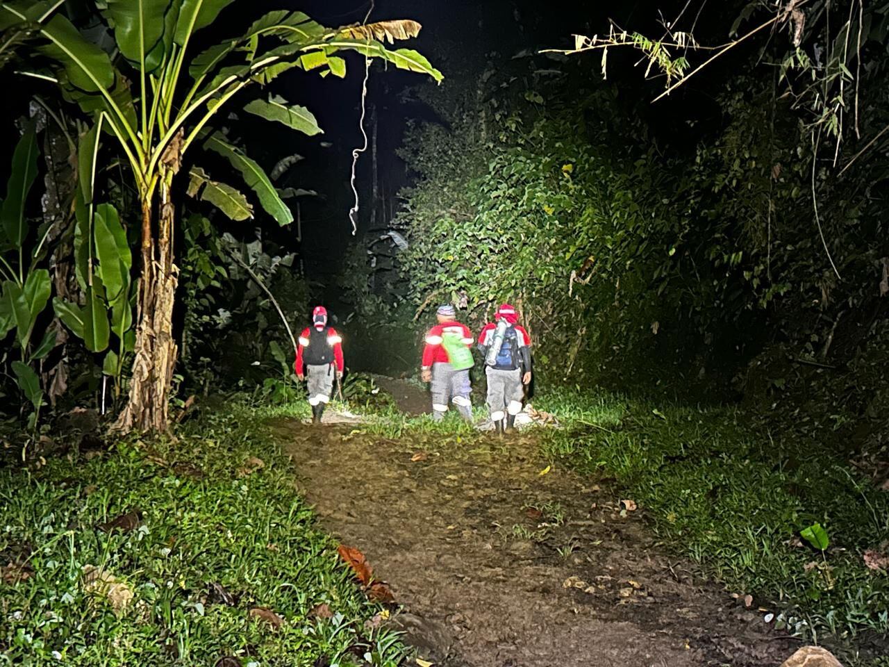 A las 7:30 de la noche del Miércoles Santo, 16 de abril, la Cruz Roja recibió una alerta de una mujer con problemas respiratorios en el sector de Telire, Bajo Bley Norte de Talamanca.