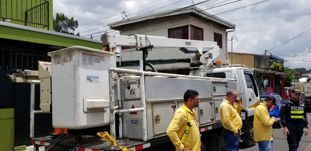Sujeto se roba una grúa del ICE y choca contra tres carros en Alajuela. Foto Francisco Barrantes.
