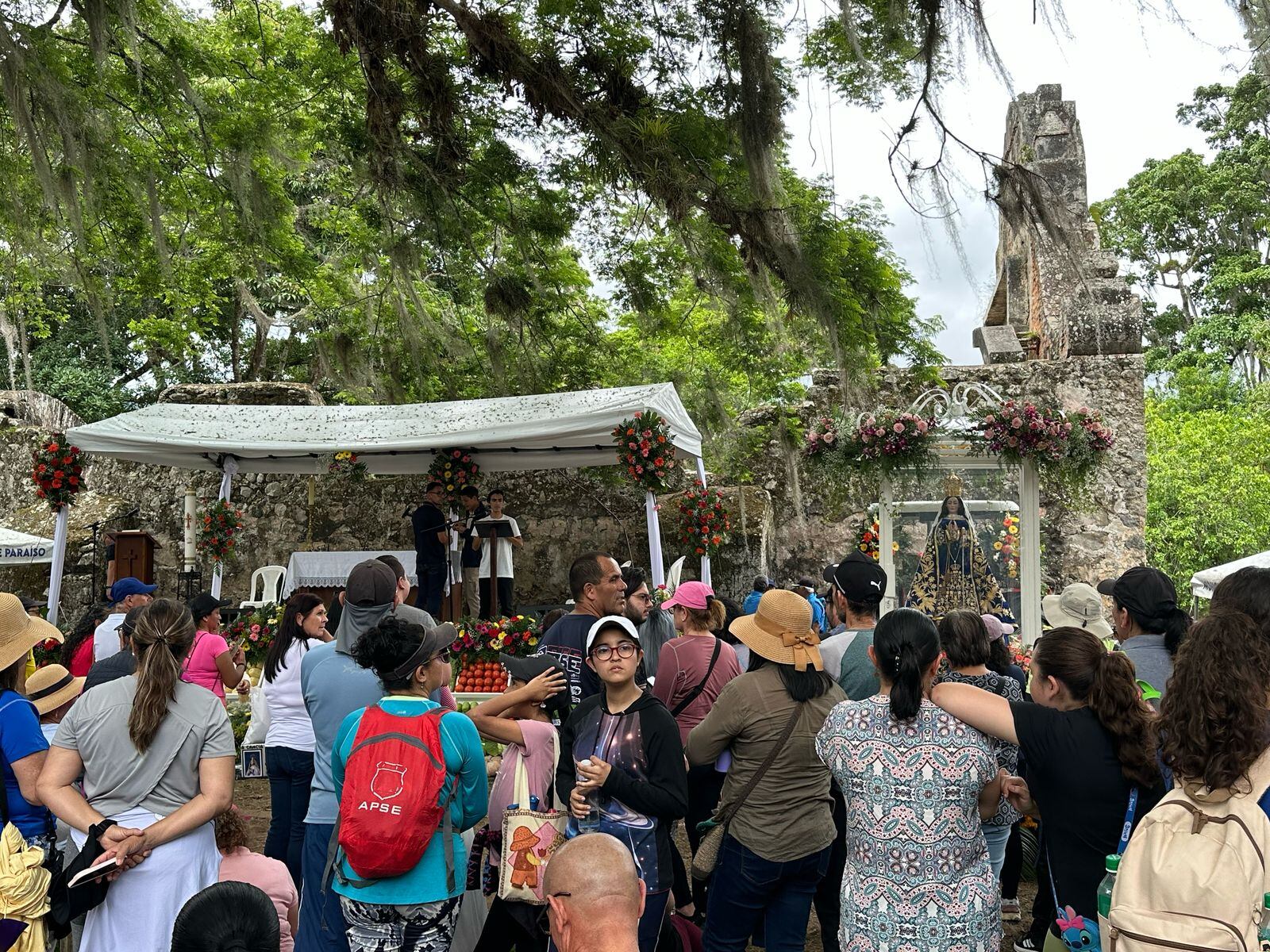 Costa Rica se vistió de fe y devoción este domingo 27 de abril con la tradicional romería hacia el Valle de Ujarrás, en el marco del 70 aniversario de la coronación pontificia de la virgen de Ujarrás, la primitiva primera patrona del país
