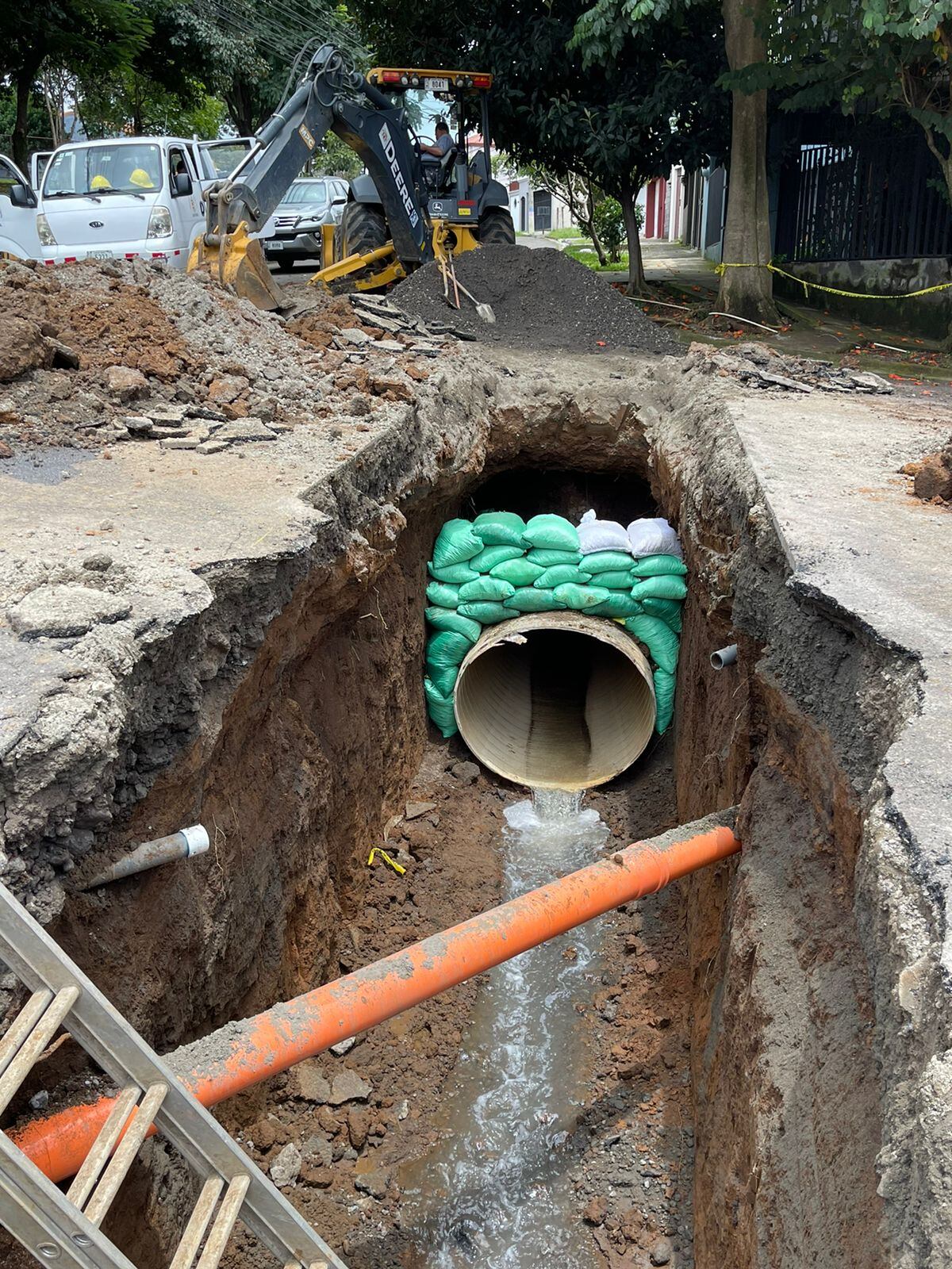 Taxista que cayó a enorme hueco vivirá calvario para que le arreglen el carro. Foto