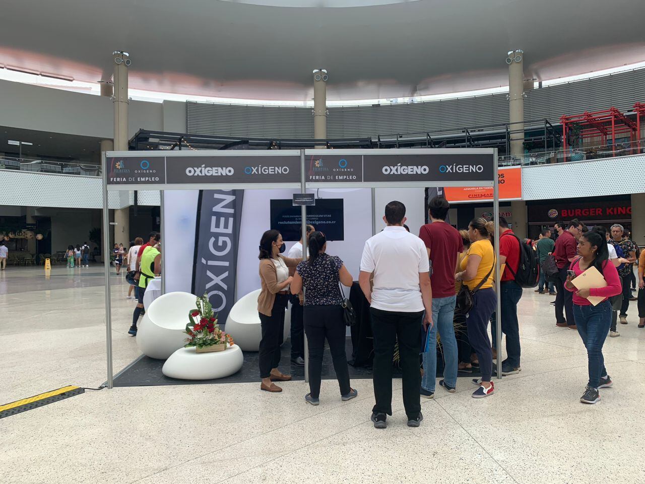 En el centro comercial Oxígeno en Heredia recibirá  a todas los interesados en participar en la nueva edición de su exitosa feria de empleo, organizada de la mano de la municipalidad de Heredia, que tendrá 800 puestos de trabajo disponibles