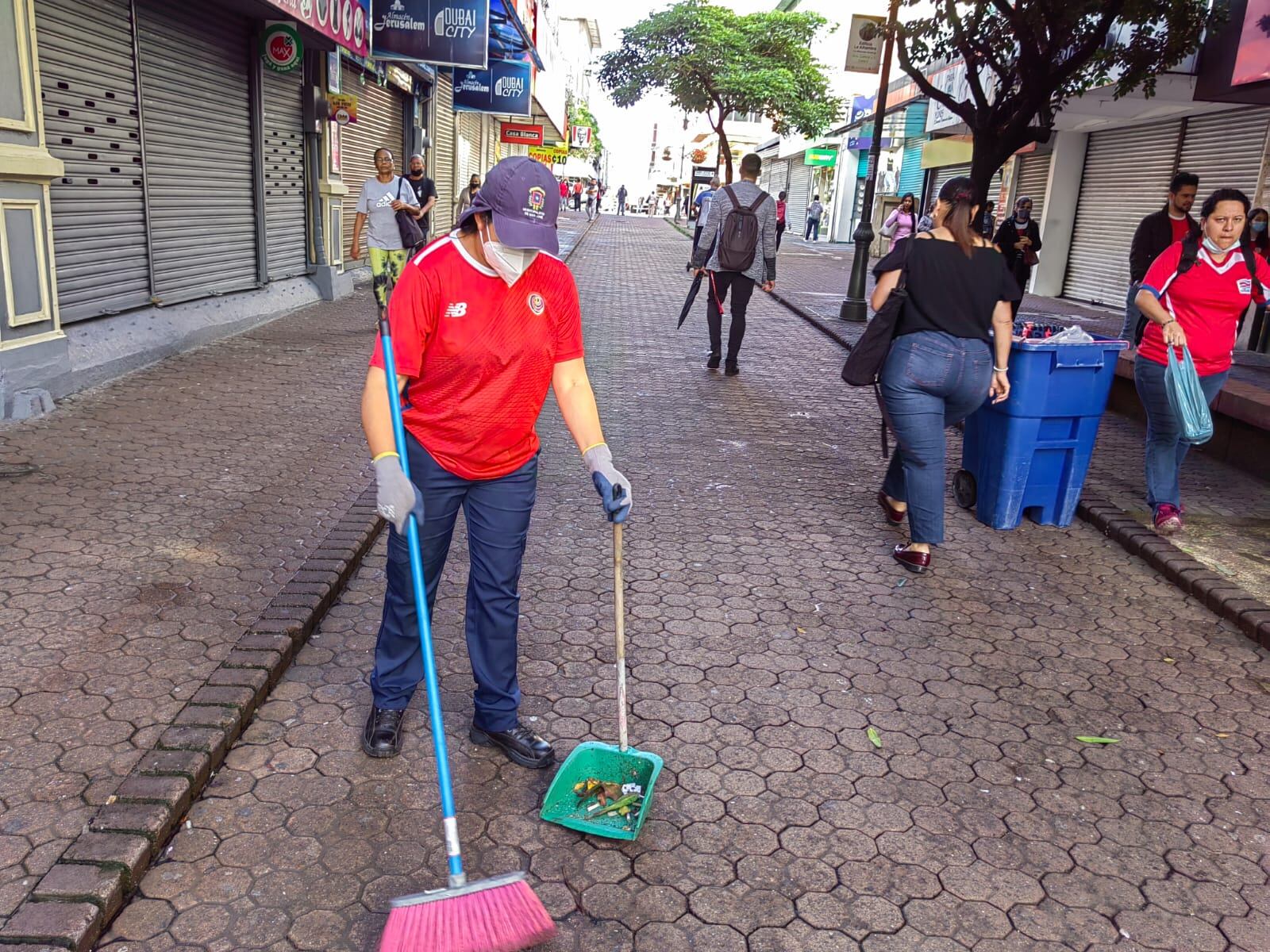 Con la roja de todos los ticos bien puesta, alegre, motivada y llena de fe, así nos encontramos en el puritico centro de San José, a doña Stephanie Ruiz Contreras, trabajadora de limpieza de la municipalidad josefina