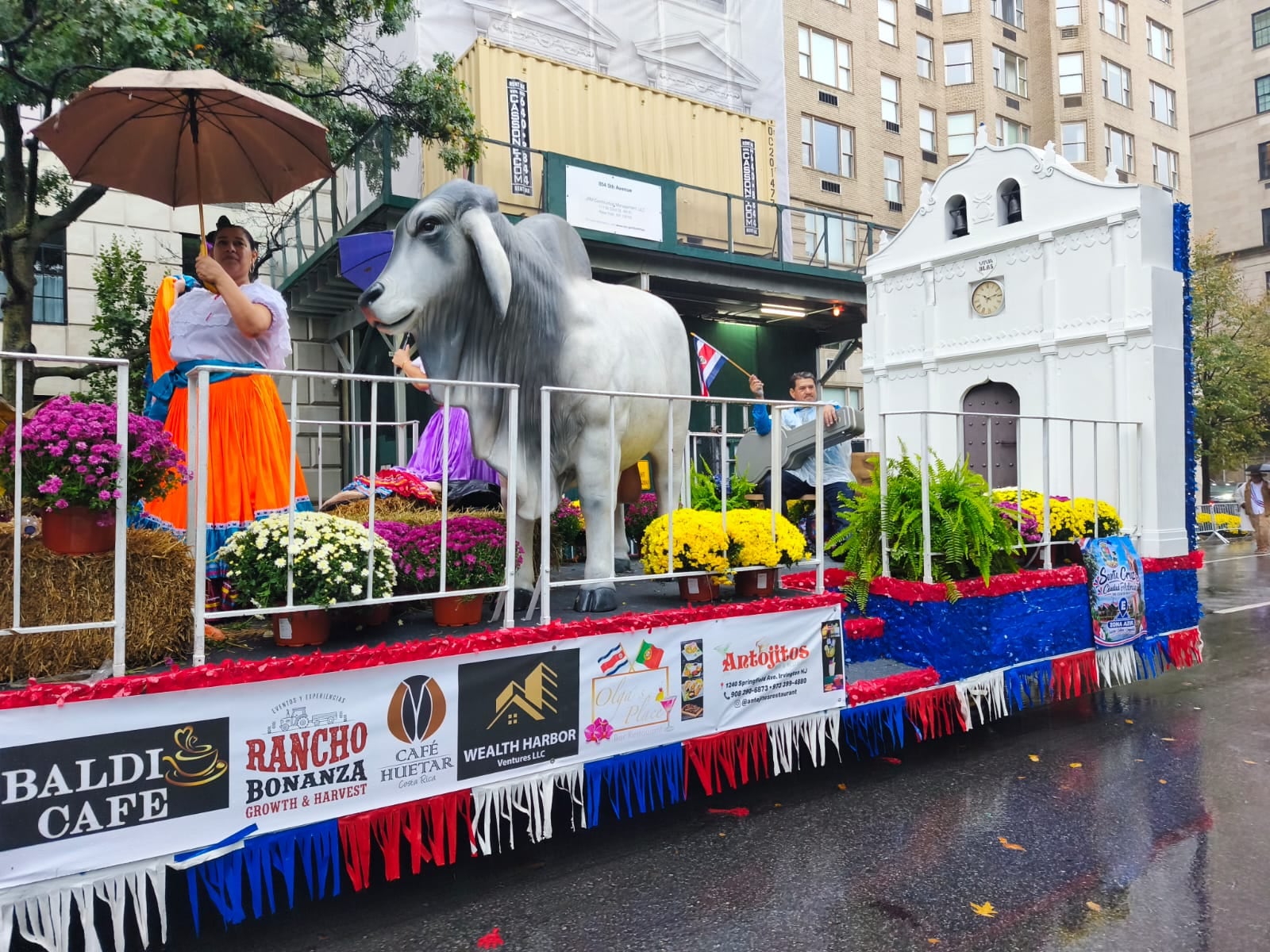 Costa Rica llevó un pedacito de su corazón hasta la emblemática Quinta Avenida de Nueva York este domingo 11 de octubre, durante el Desfile de la Hispanidad 2026, una oportunidad para mostrarle al mundo la riqueza de nuestras tradiciones y el orgullo de ser ticos.