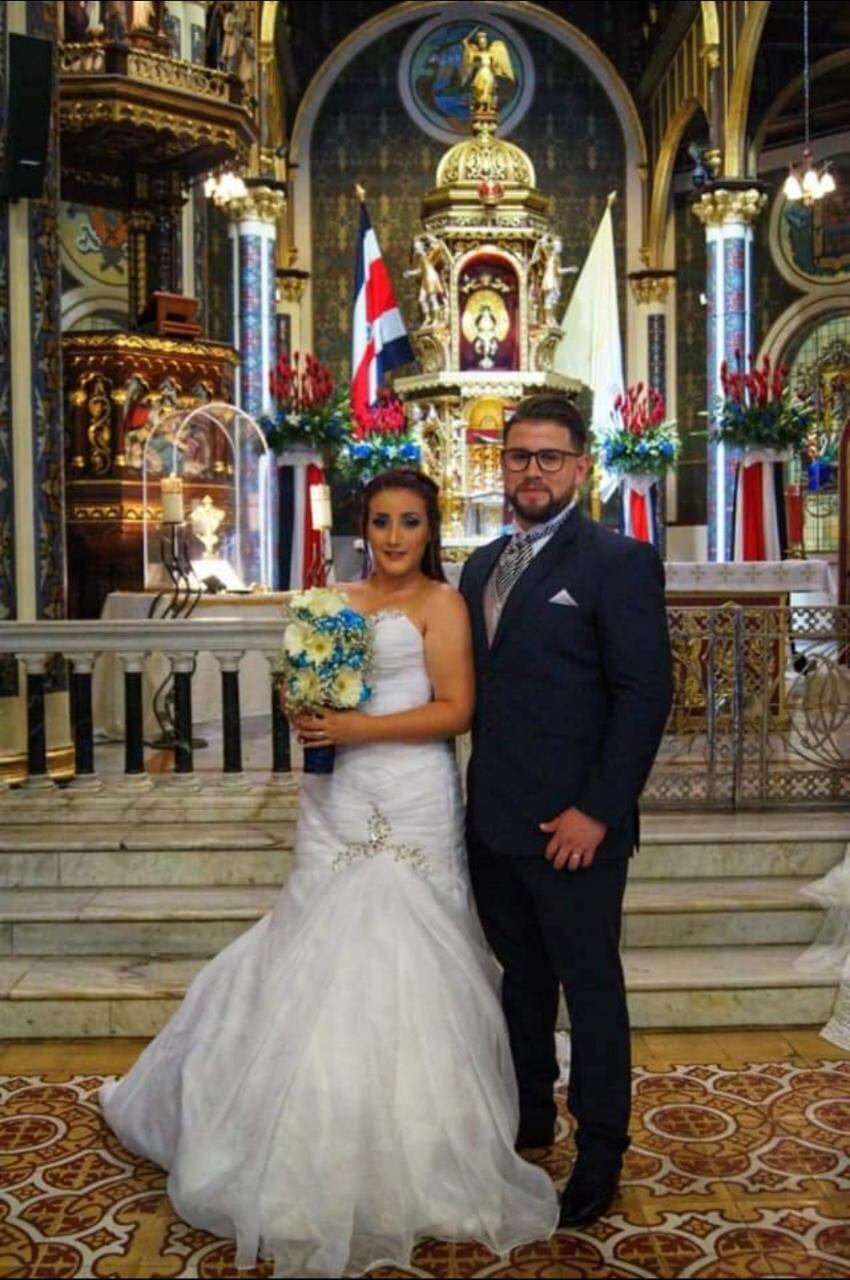 El enfermero William Madrigal Brenes sufrió un accidente de tránsito en el 2017 que lo dejó en coma y con muy pocas posibilidades de vida, sin embargo, al tercer día despertó. En la foto con su esposa Angie Hernández Garita