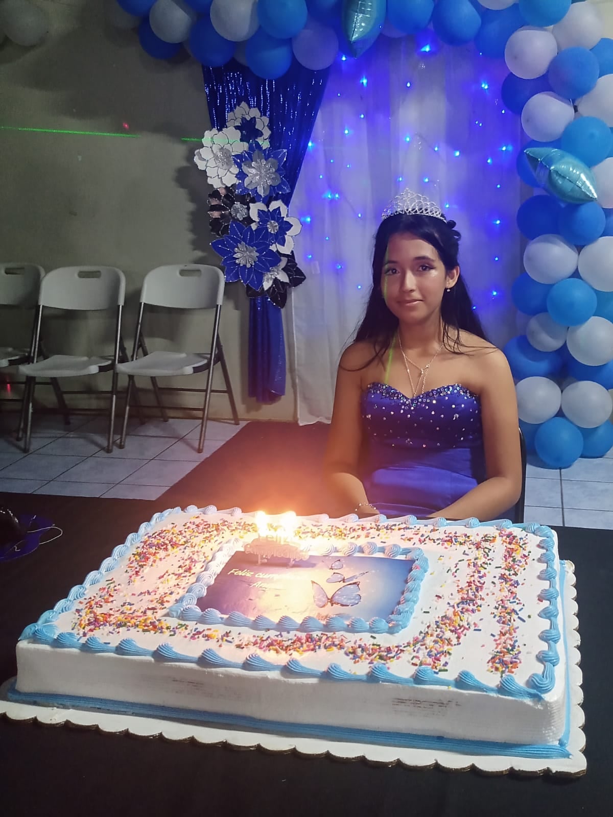 A los 17 años, Angie Zamora Carballo ya sabe lo que significa pelear por la vida. Ni el cáncer le quita el sueño de graduarse del cole y convertirse en azafata