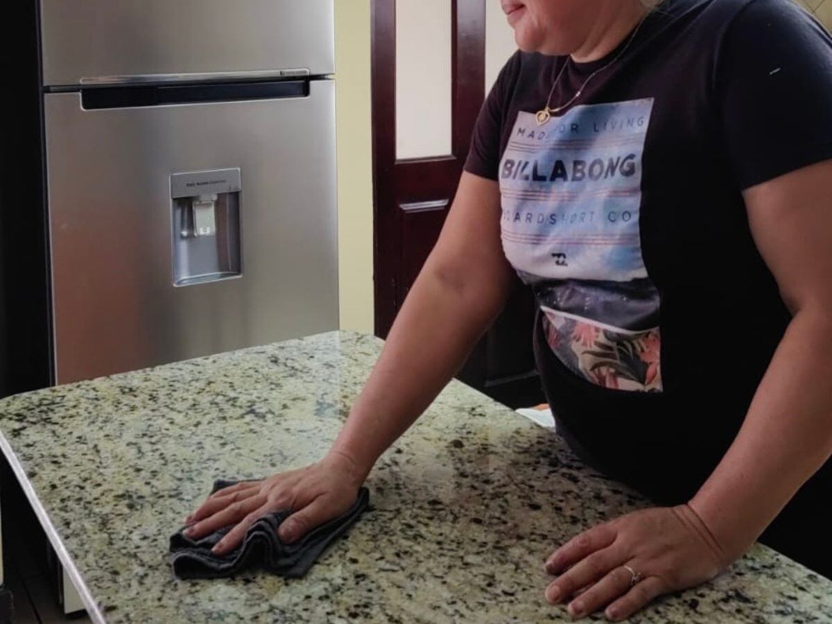 Desde limpieza de casas y hasta terrenos, hasta trabajo de campo, Ayda ha laborado durísimo para que su familia salga adelante. Foto cortesía.