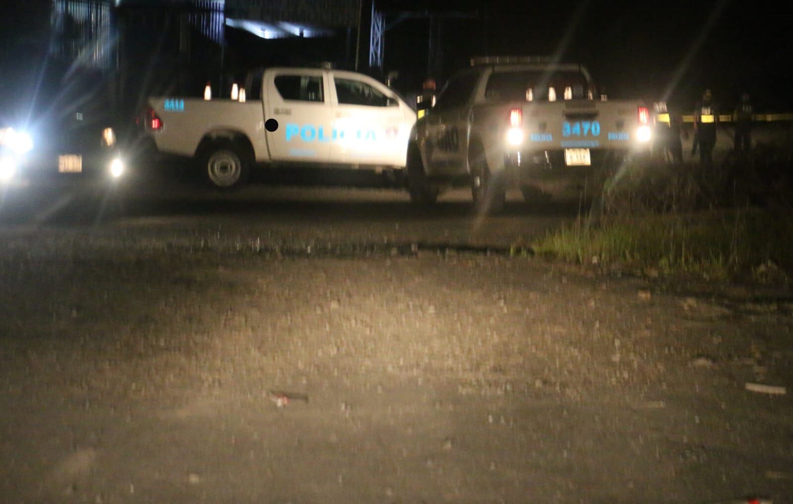 En una calle de lastre de Matina, humedecida por las lloviznas del Caribe, la Policía encontró el cuerpo de Steven Hidalgo González, de 18 años, fallecido de un balazo en el tórax. Foto: Reiner Montero.