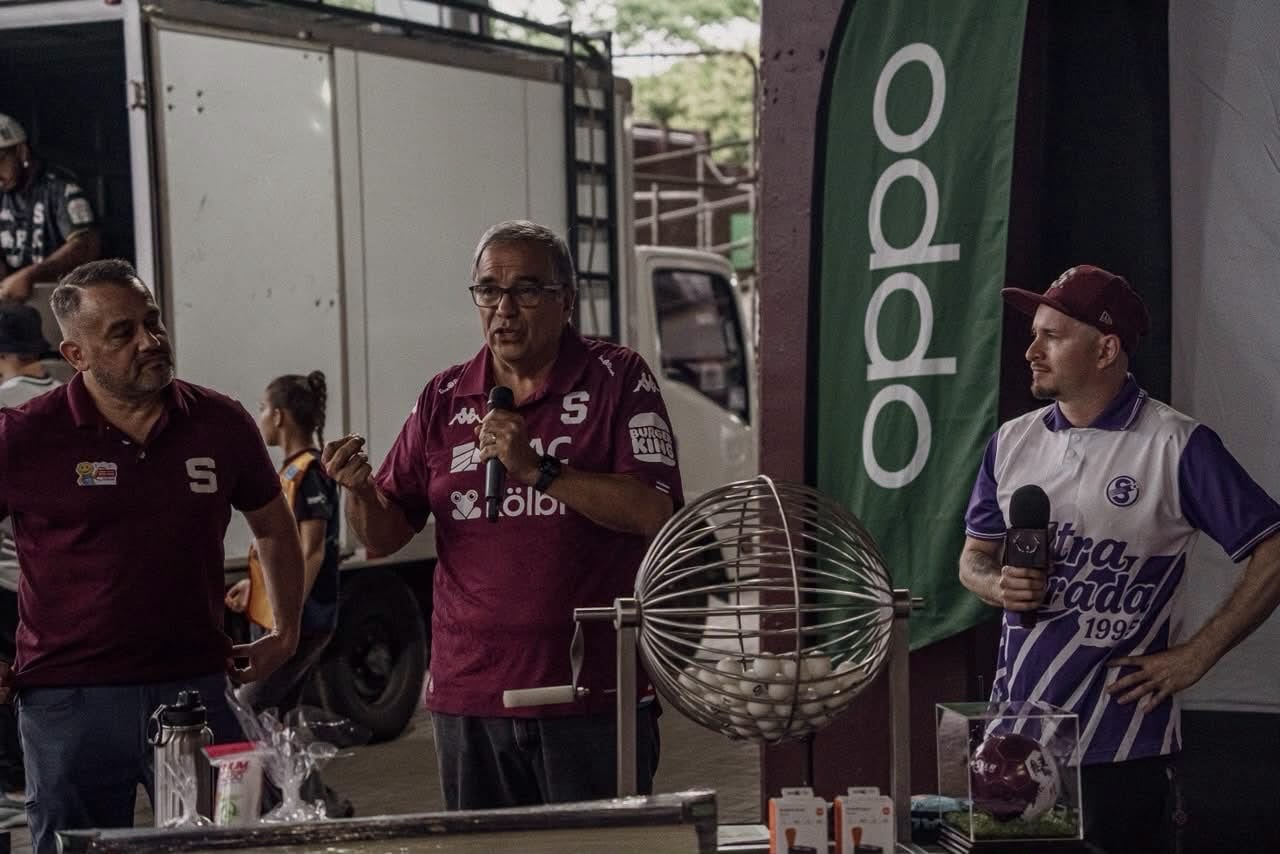El presidente del Saprissa, Roberto Artavia, brindó un pequeño discurso en la actividad del Bingo Morado.