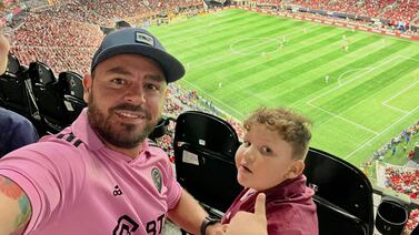 Papá de niño que mostró bandera del Saprissa en partido de Messi relata por qué video los hizo famosos