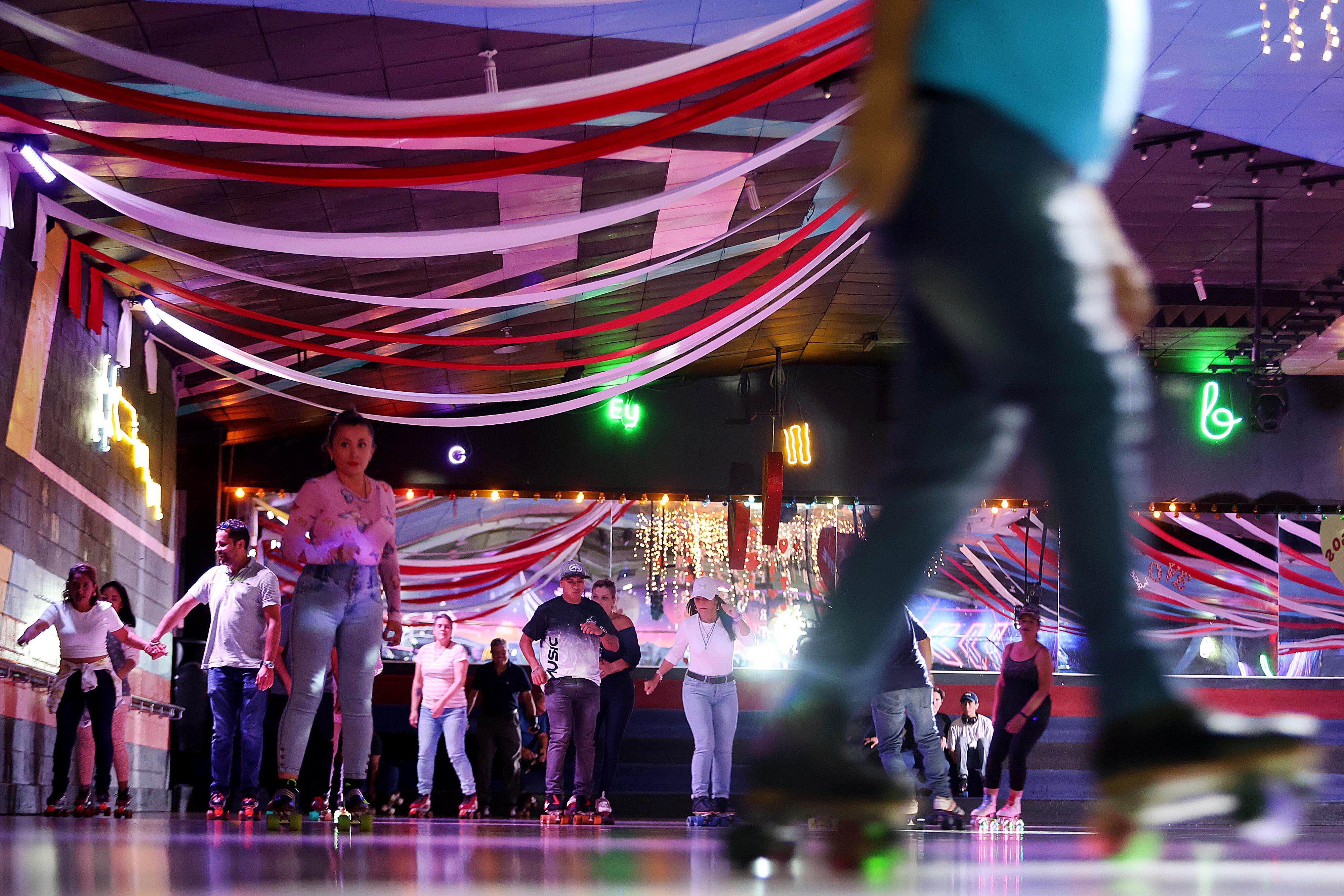 04/03/2024 San Pedro. Patinadores, del grupo de veteranos que todos lunes patinan en el Salón de Patines Music. Foto: Rafael Pacheco Granados