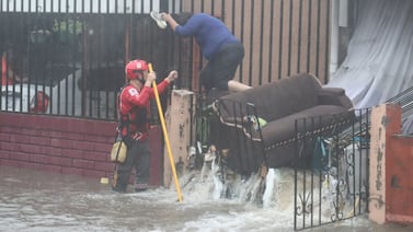 Inundaciones dejan a decenas de personas atrapadas en casas y carros