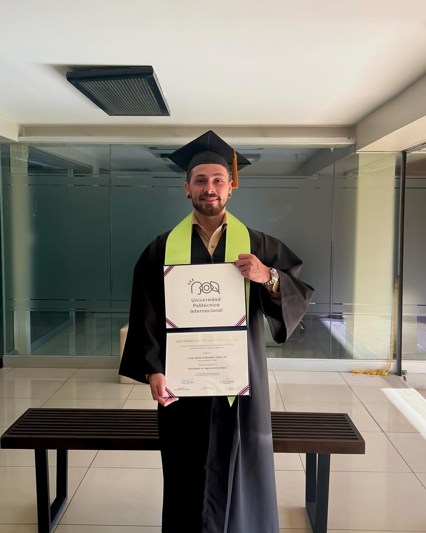 Jesús Granados, de 24 años, manejaba una moto cuando fue golpeado por el cableado eléctrico que se trajo abajo un tráiler en San Antonio de Escazú. Foto: Tomada de Redes sociales
La Teja