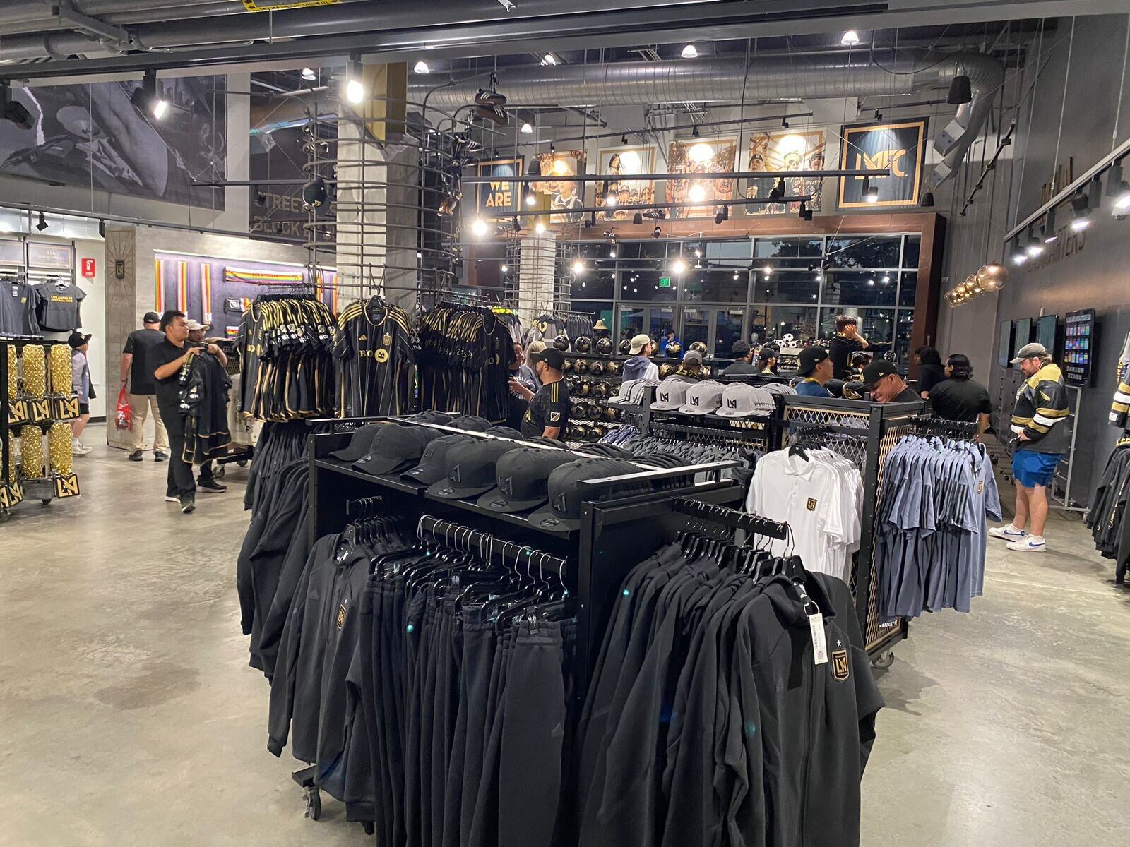 Dentro del estadio BMO hay una tienda enorme.