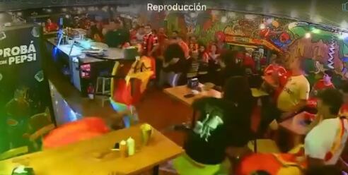 Aficionados de Herediano y Alajuelense se fueron a los golpes anoche, durante el juego de la gran final del Clausura 2025. Captura de pantalla.