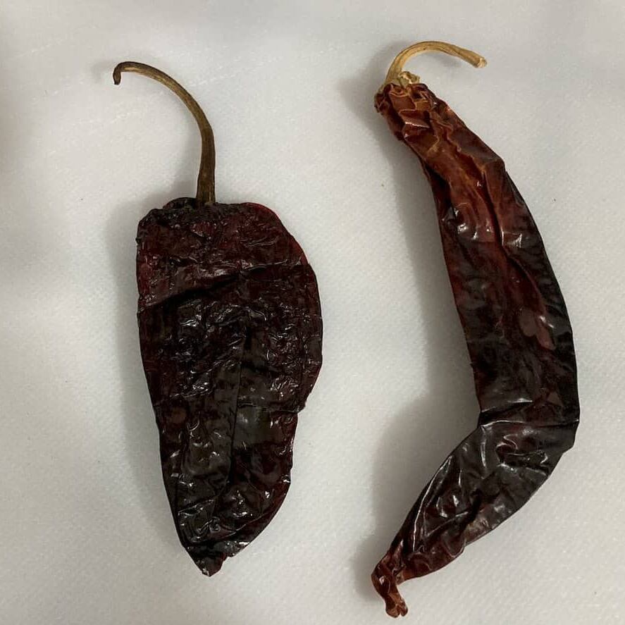 Estos son los chiles que le darán el saborcito picante a la carne.