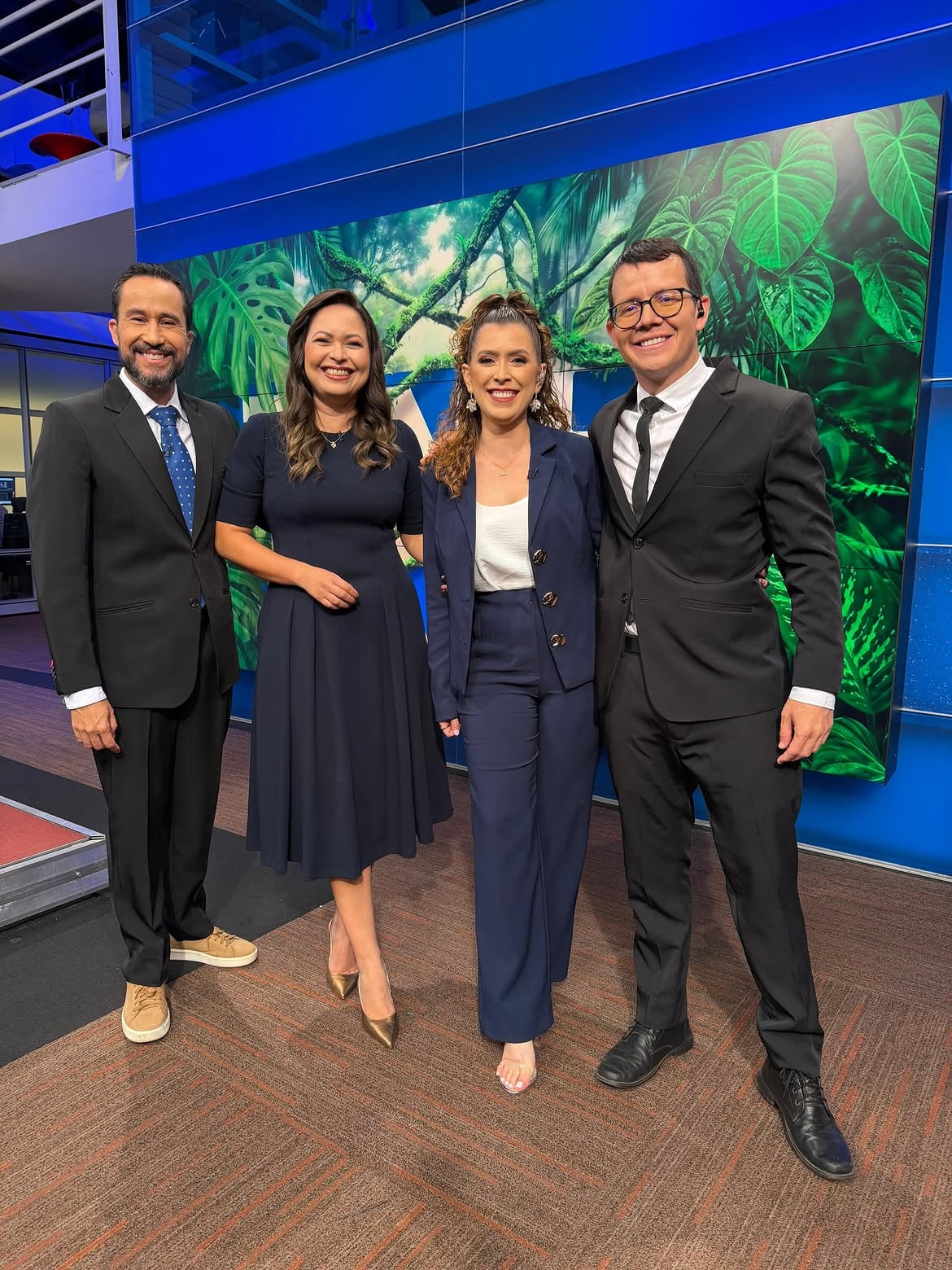 Randall Vargas, presentando en Telenoticias. Melissa Alvarado y sus compañeros de la edición matutina de Telenoticas.
