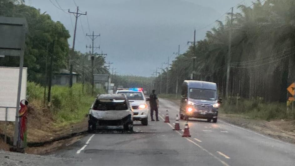 Un carro quemado fue hallado en Parrita, y las autoridades investigan si podría estar relacionado con algún hecho violento. Foto: Tomada de Diario Mirador