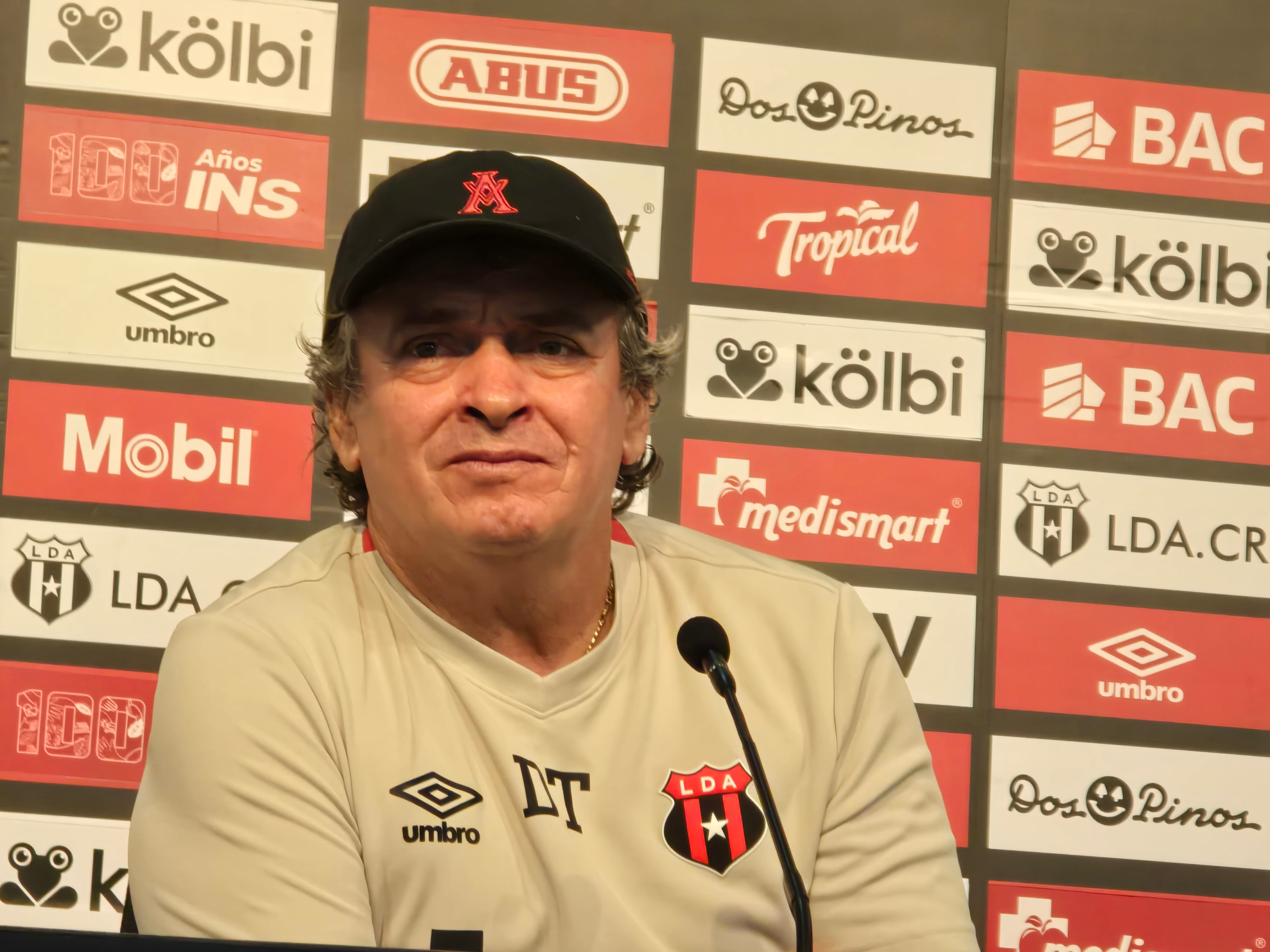 Óscar Ramírez atendió a los medios de comunicación en la víspera del partido entre Herediano y Liga Deportiva Alajuelense.