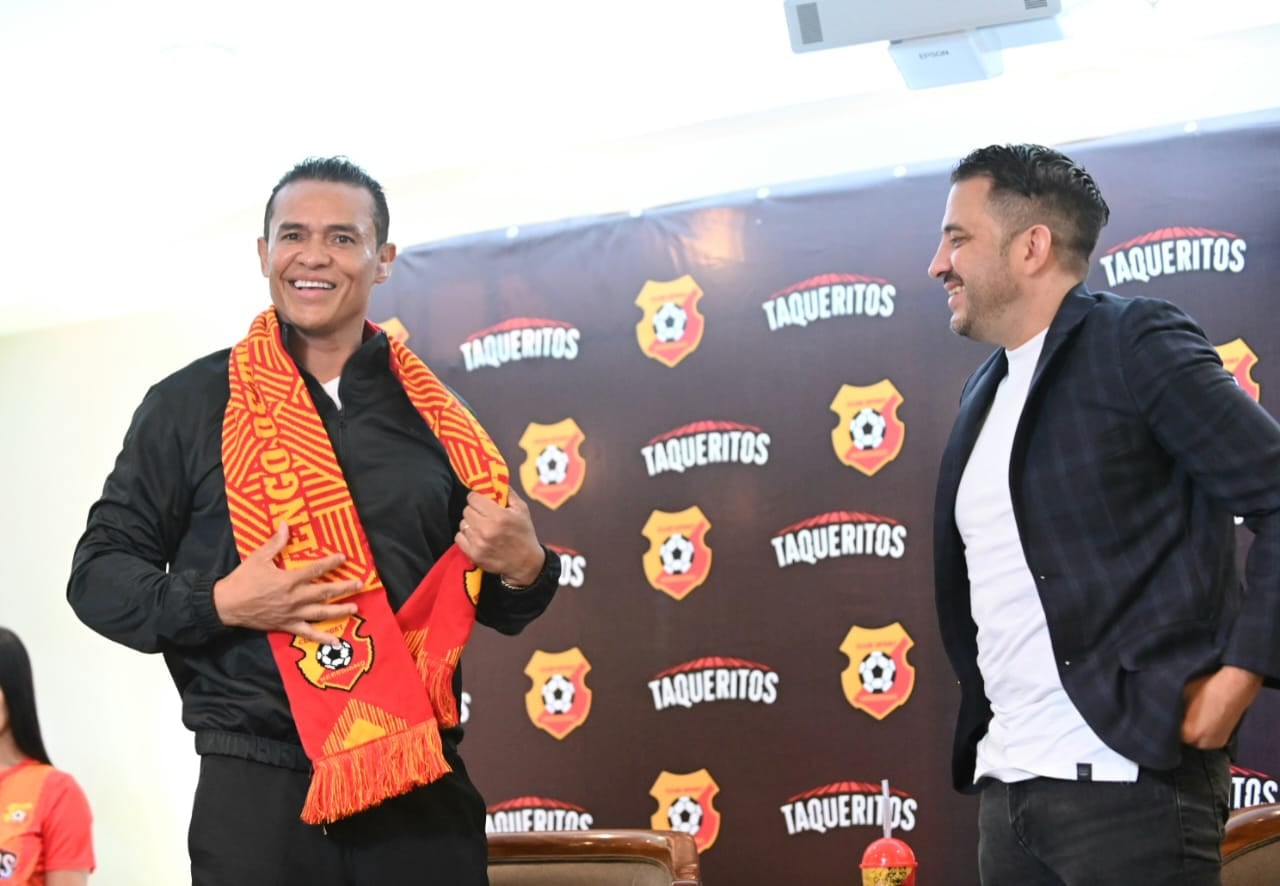 Wálter Centeno se puso la jacket y la bufanda del Club Sport Herediano.