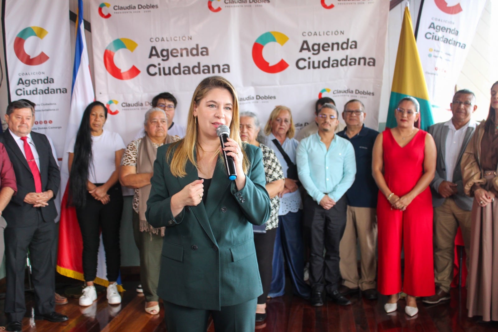 Claudia Dobles recibe adhesiones de representantes del PLN