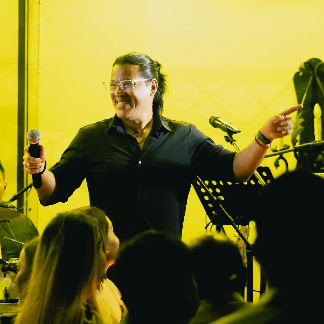 Los delincuentes no sueltan a Erick León ya que en medio de la lamentable situación que vive el cantante desde el Martes Santo con el robo del camión de su grupo musical La Jungla, este jueves lo intentaron estafar.