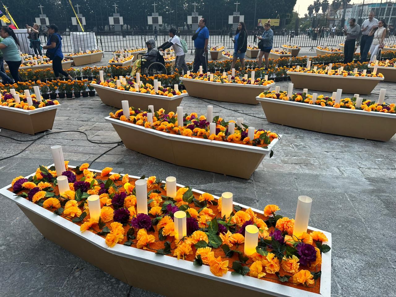 Parte de la plazoleta estaba adornada con flores de cempasúchil y candelitas.