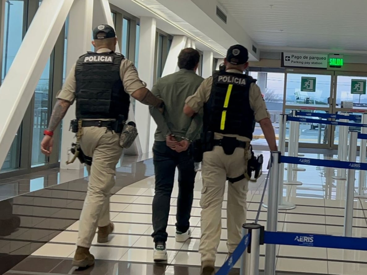 El sujeto apellidado Montoya fue sorprendido en el área de revisión con máquinas de rayos x. Foto MSP.