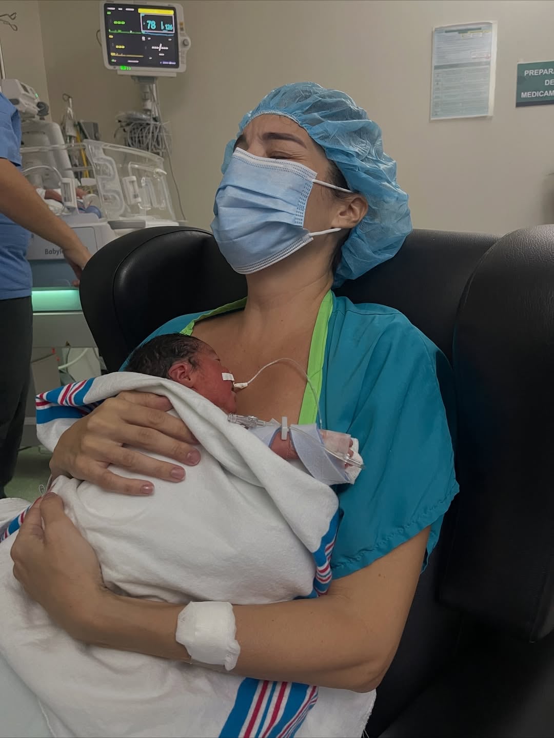 Marianela Valverde y su hija Macarena cuando nació el 14 de junio de 2025 de forma prematura.