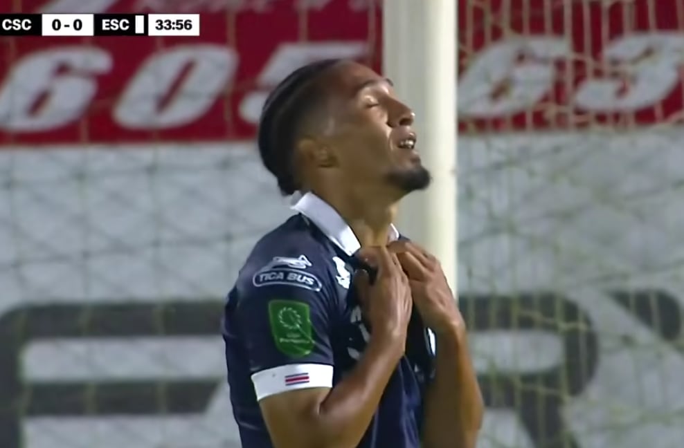 Kennedy Rocha vivió uno de los momentos más complicados en su carrera. El delantero del Cartaginés falló un gol clarísimo, en el partido ante Escorpiones, por el Torneo de Copa.