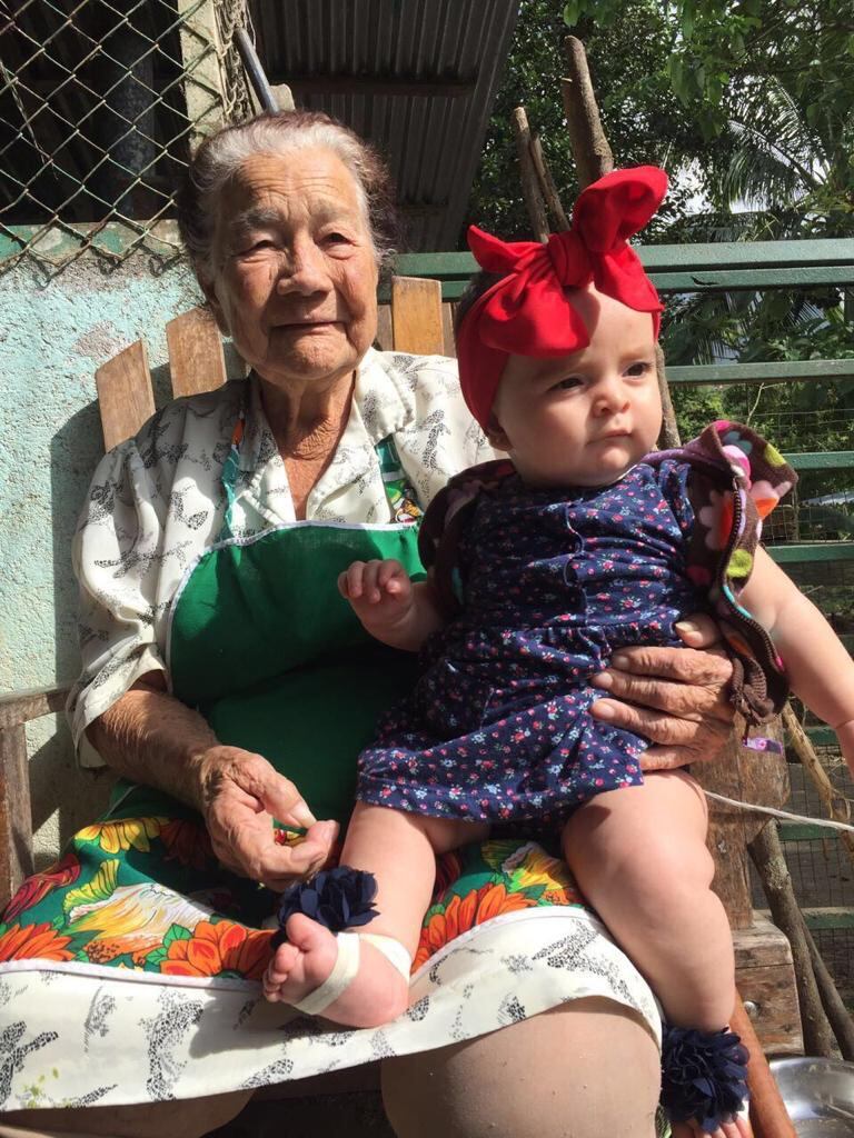 El 29 de julio de 1968, el volcán Arenal despertó con una violencia que Costa Rica jamás había visto. La familia Peñaranda Quesada revive la mañana en que su familia escapó de la erupción del volcán Arenal-. En la foto doña Soledad con una nieta.