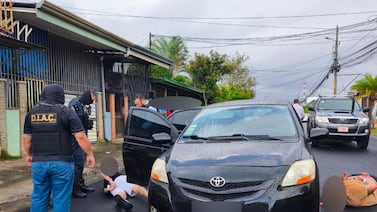 Policía detiene a tres sospechosos de integrar la banda robacarros de alias Glotón
