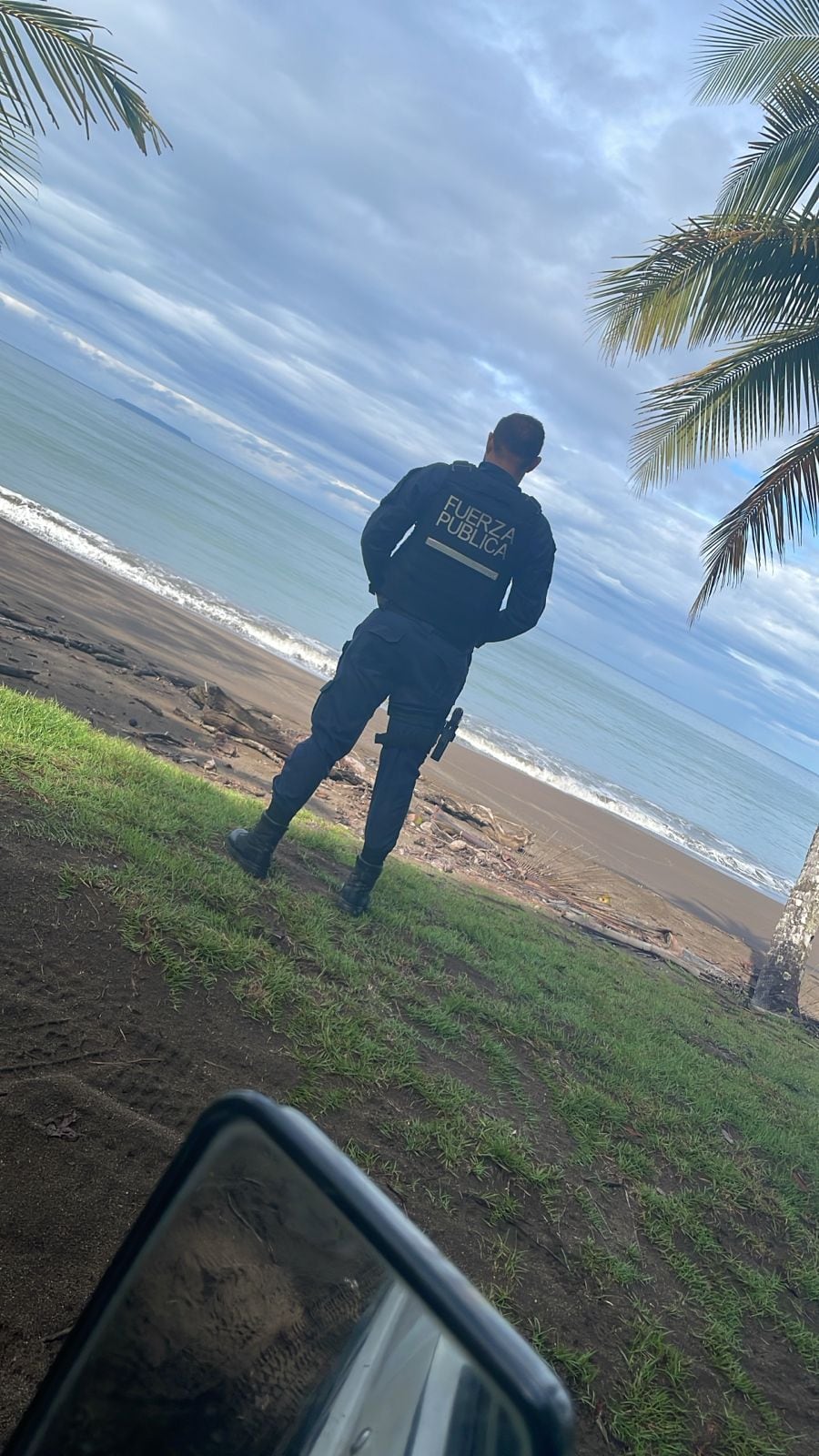 Un oficial de Fuerza Pública salvó a una mujer de 30 años y a un niño de 10 años en playa Zancudo, en la zona sur del país. Foto: MSP