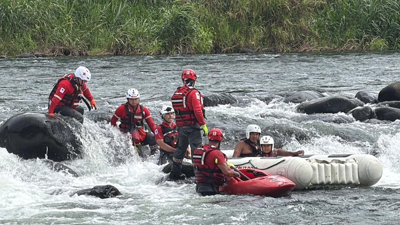 Otro milagro de Viernes Santo se vivió en Sarapiquí, específicamente en medio de las peligrosas aguas del río Reventazóna al rescatar una niña de 12 años y un adulto.