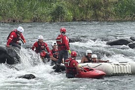 Milagroso rescate de niña y adulto en el río Reventazón