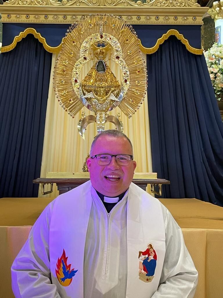 El padre Sergio Valverde de Obras del Espíritu Santo nos pareció perfecto para formar parte de esta novena que le hacemos a la Negrita, porque como él mismo dice: ““Confieso que estoy enamorado de la virgencita de los Ángeles”.