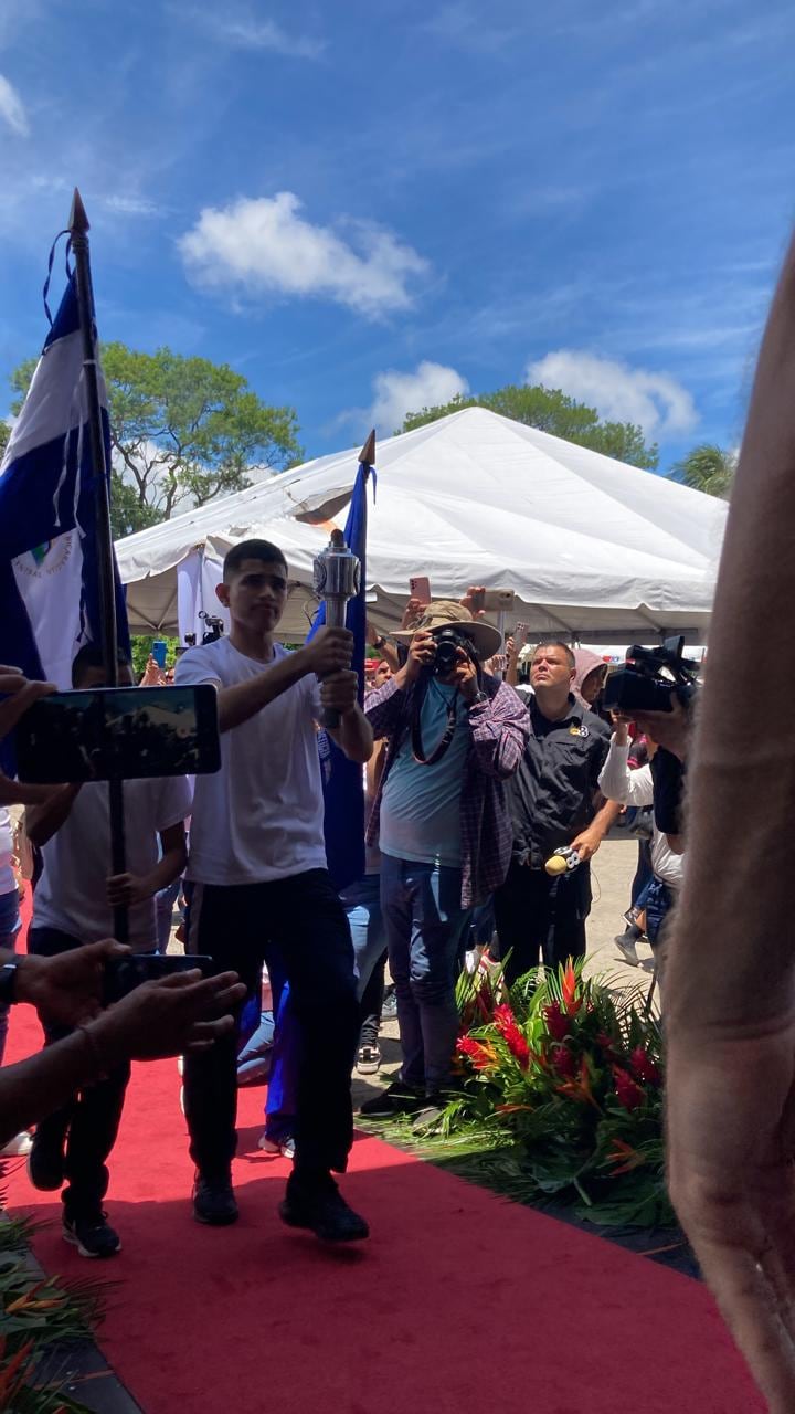 Llega al acto el fuego patrio proveniente de Nicaragua, la antorcha la porta el estudiante nicaragüense Juan Marlon Pérez López, del Colegio Santo Domingo de Guzmán, del Municipio de Rivas.
