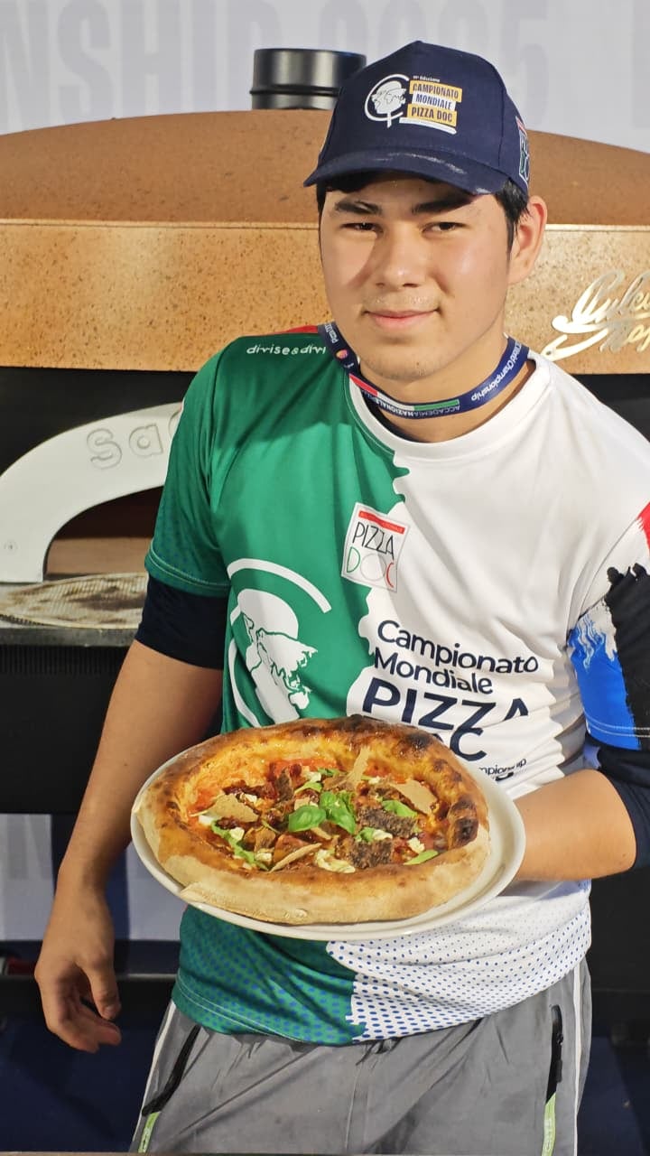 A los 10 años, mientras muchos chiquillos soñaban con ser futbolistas, Jeison Fernández Torres, nacido en el barrio Quemado de Cajón de Pérez Zeledón, ya sabía que lo suyo estaba en la cocina. No era un juego. Era pasión. Jeison fue al Mundial de Pizza en Nápoles y logró el puesto 35. Ya abrió su propia pizzería. En la foto, Emilio Barahona Mora, copropietario de la pizzería.