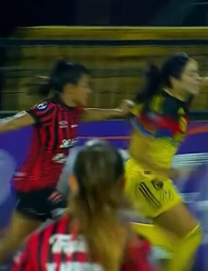 Gabriela Guillén de Alajuelense en el ojo del huracán por supuesto jalonazo de cabello. Captura de pantalla.
