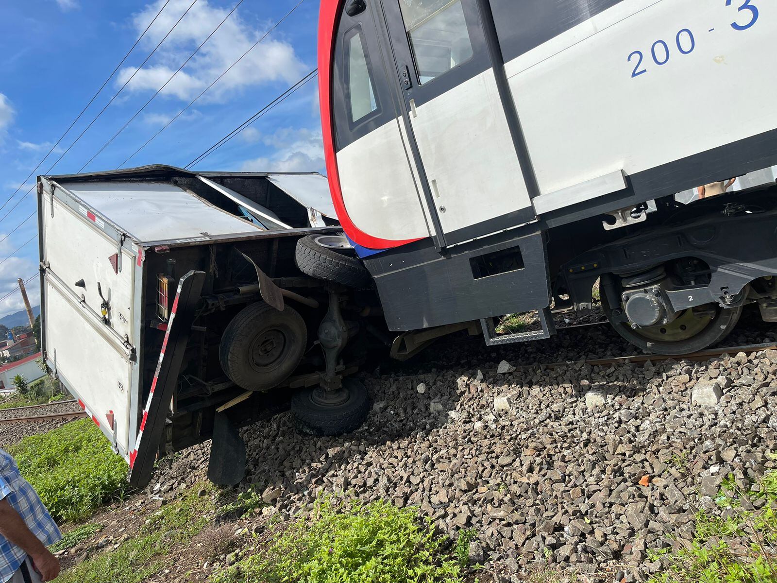 Un gran susto se llevaron los pasajeros del servicio de tren de Cartago la mañana de este viernes 3 de noviembre, cuando se toparon de frente con un camión. Foto: Cortesía para LT