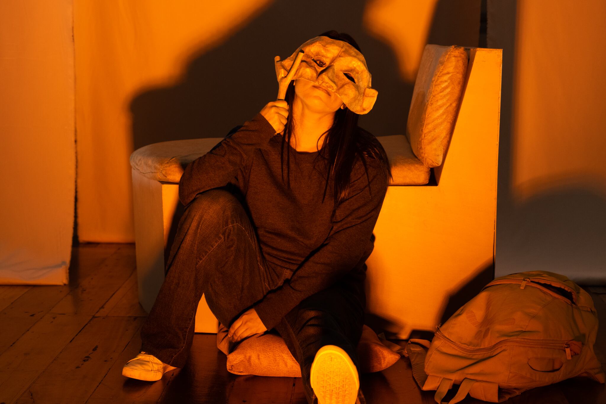 La obra de teatro 'Tic-Tac' aprovecha la intimidad con el público para contar historias comunes que pueden parecer lejanas.