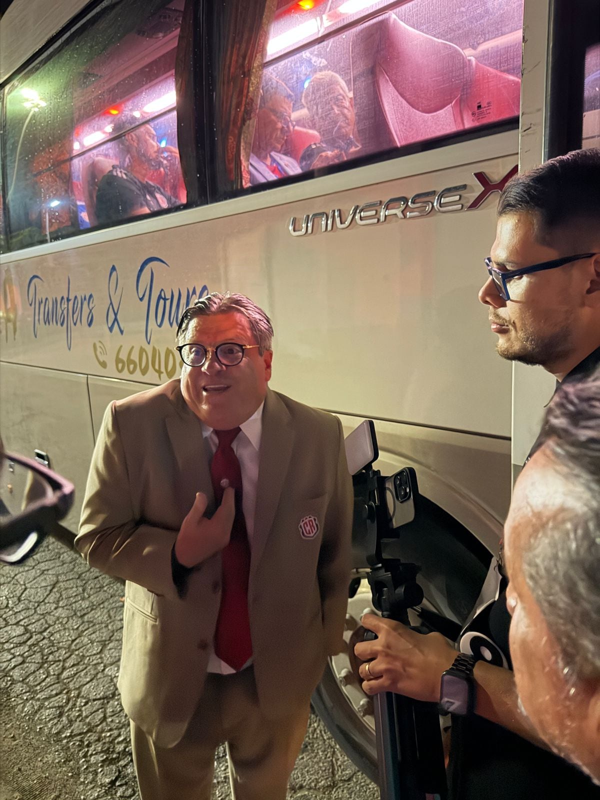 El Piojo Herrera y Diego Obando acabaron hablando fuera del bus tras encontronazo en conferencia de prensa.