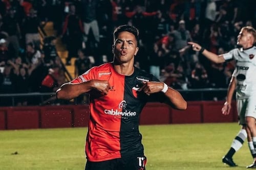 Jugador de fútbol sorprendió al presentar a su novio en programa en vivo