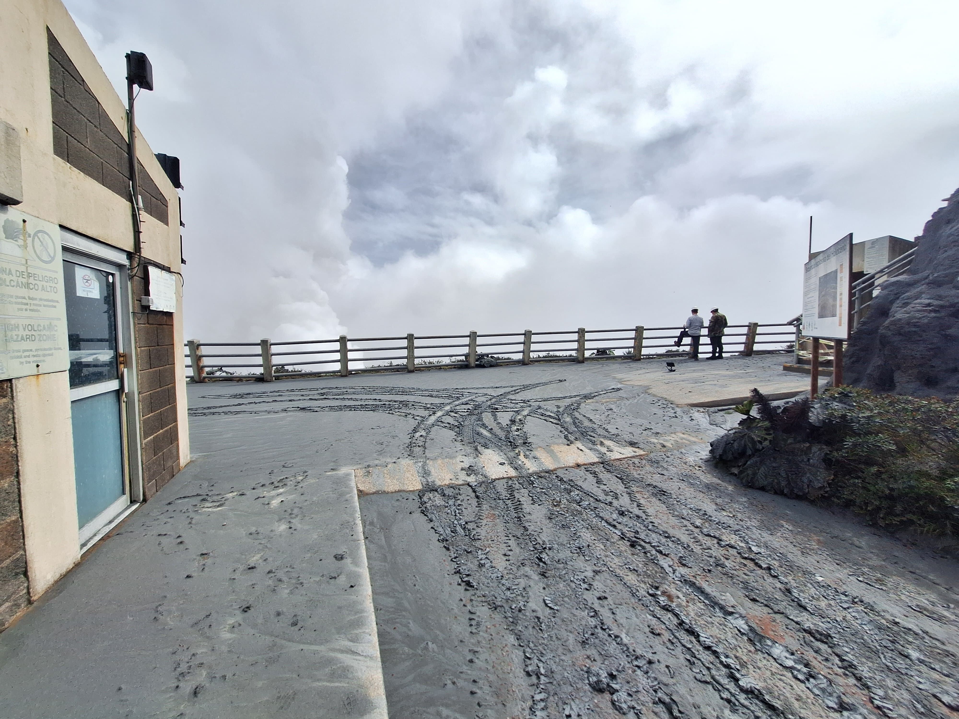 La CNE declaró la alerta máxima debido a las erupciones del coloso.