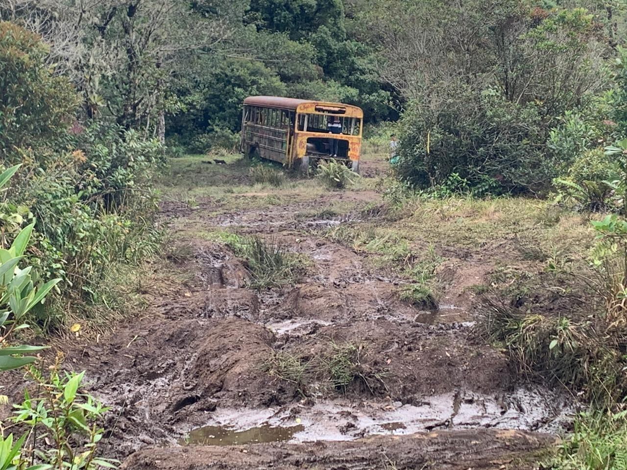 Sinac ordena sacar del parque nacional Braulio Carrillo autobús abandonado. Foto Sinac.
