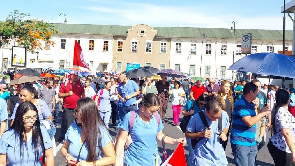Este 8 de junio el sector salud se tiró a la calle en una huelga por que consideran que sus derechos laborales y la Caja Costarricense de Seguro Social (CCSS), están siendo golpeados por el actual gobierno de Rodrigo Chaves
